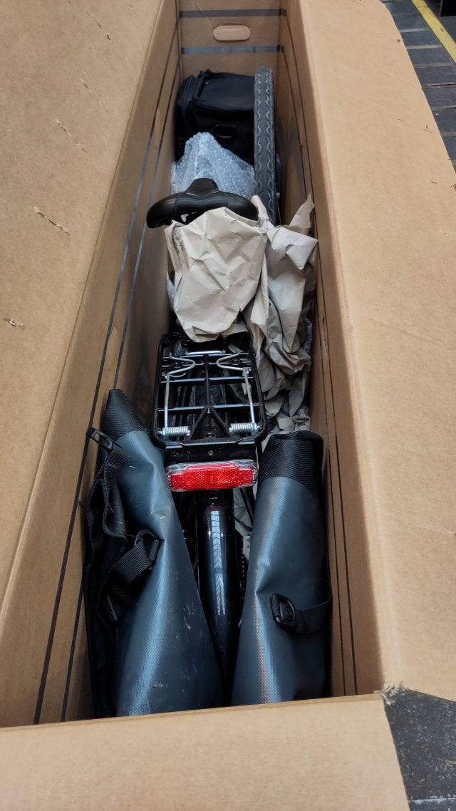 Ein Fahrrad im Karton