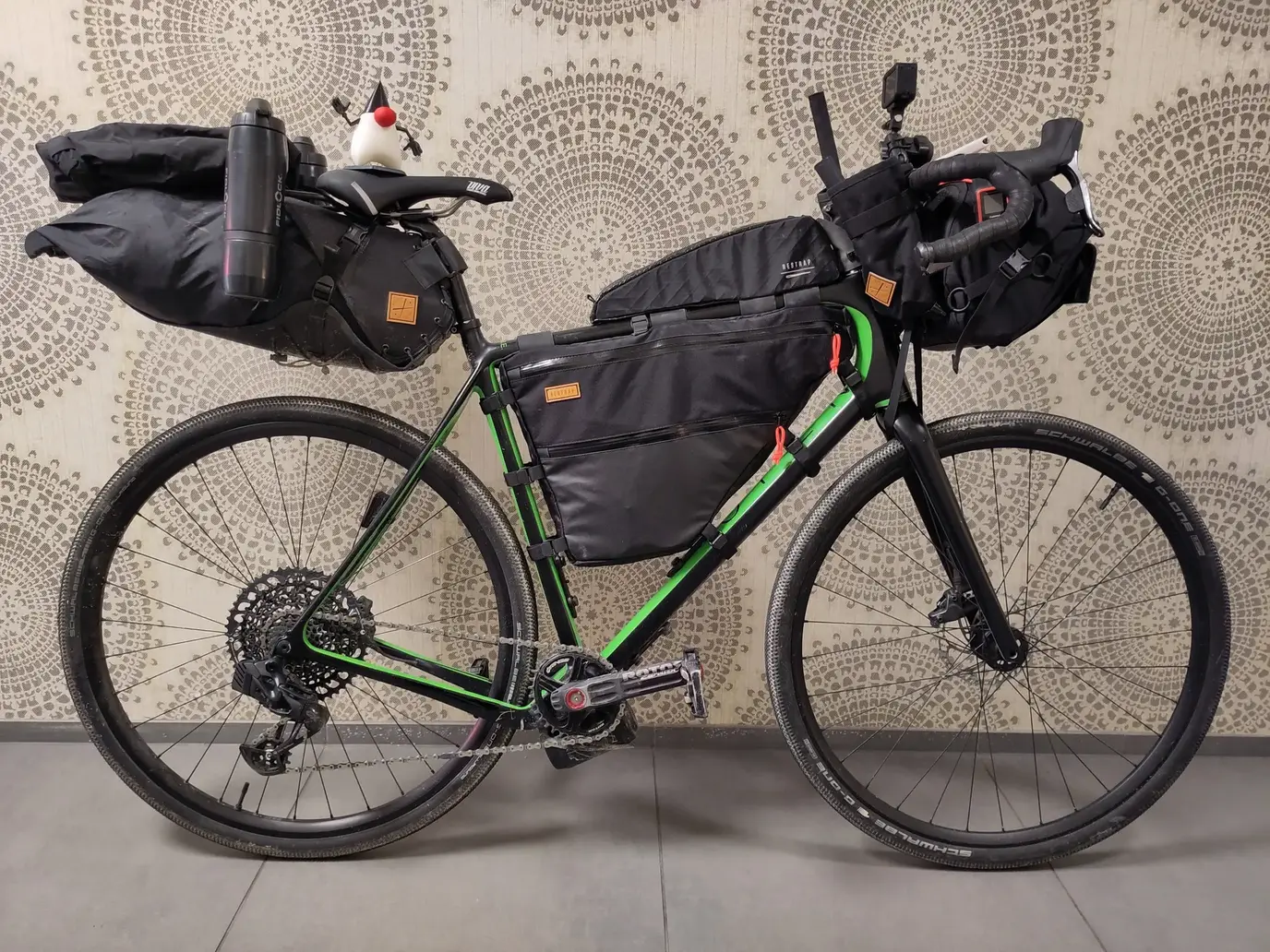 Mein Gravelbike, fertign gepackt, mit dem Duke auf dem Sattel.
