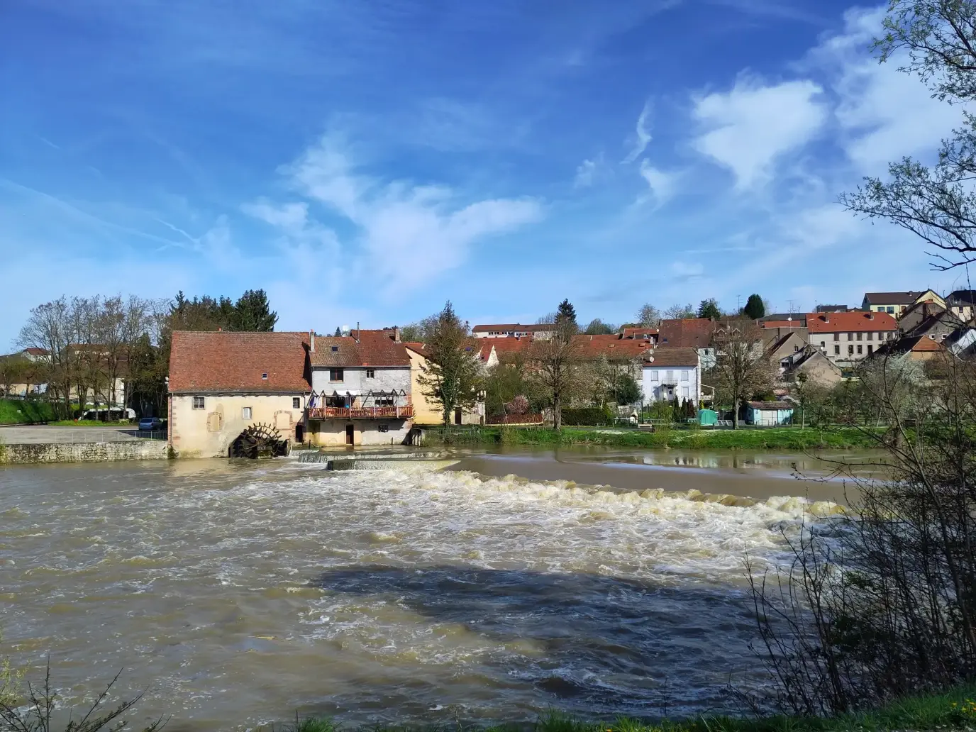 Die Saar mit einer kleinen Staustufe und Mühle