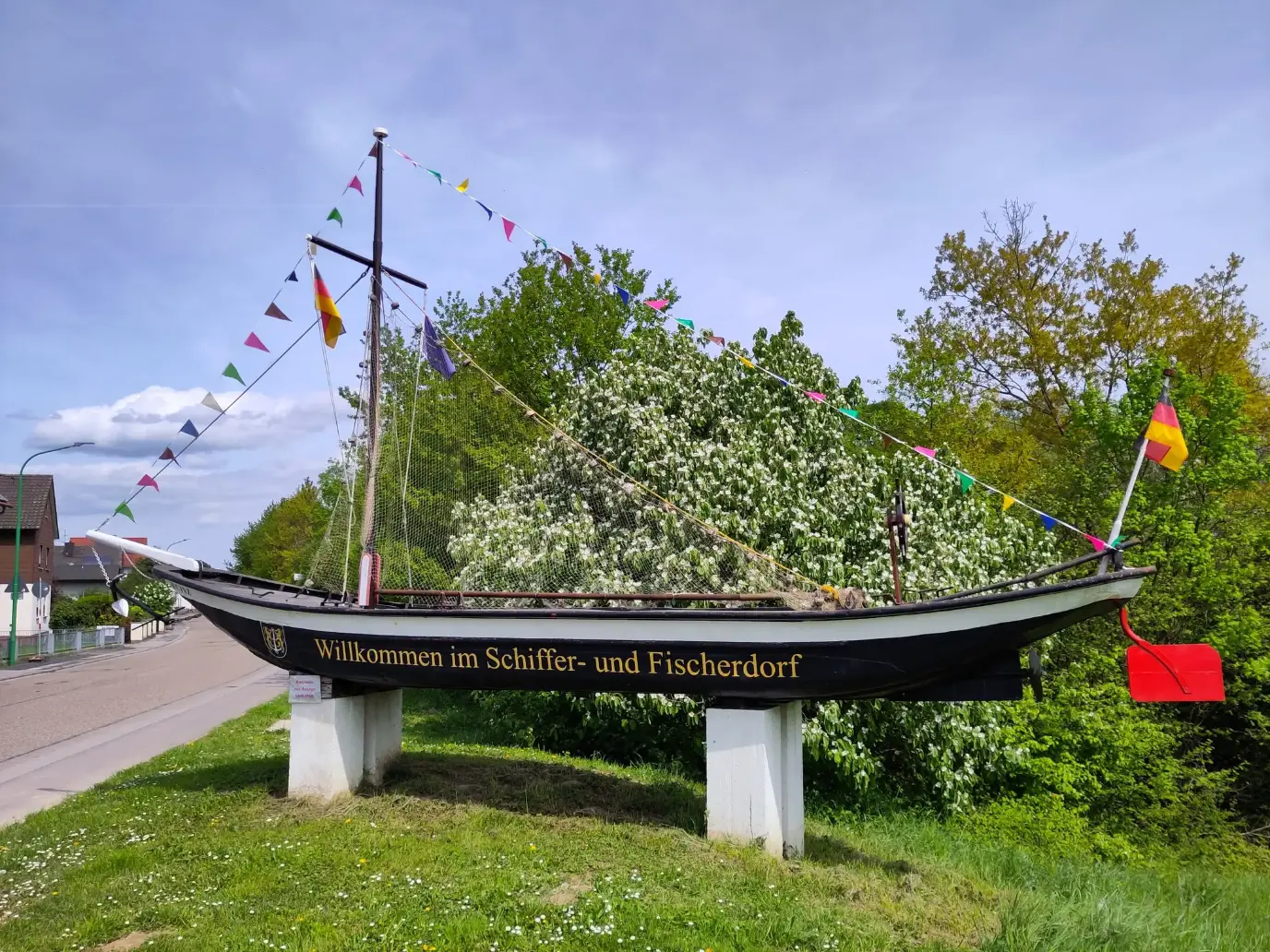 Ein kleines Fischerboot im letzten Ort vor der Grenze zu Frankreich